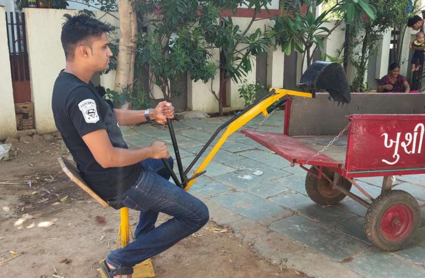 मिनी ट्रैक्टर का निर्माण करने वाले युवक ने अब तैयार की मिनी जेसीबी मिनी ट्रैक्टर का निर्माण करने वाले युवक ने अब तैयार की मिनी जेसीबी