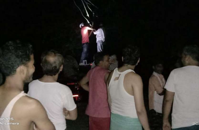 6 दिन से बिना बिजली रात काट रहे लोग, नहीं हो रही सुनवाई 6 दिन से बिना बिजली रात काट रहे लोग, नहीं हो रही सुनवाई
