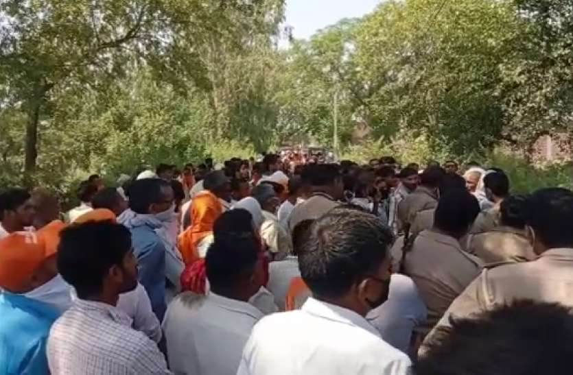 bijnor.jpg Bijnor: घंटों बिजली के खंभे पर लटका रहा कर्मचारी का शव, लोगों ने किया जमकर हंगामा