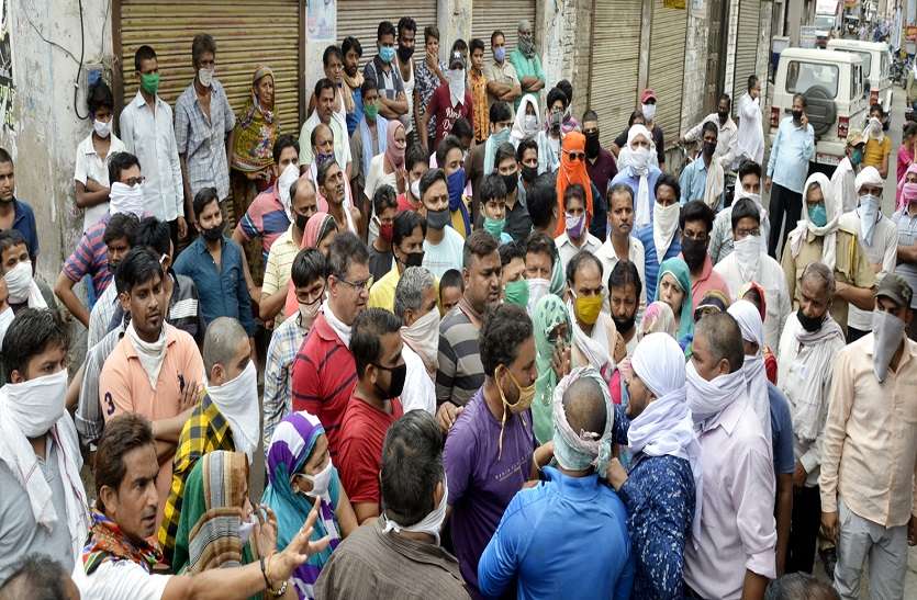 185 वर्ष पुराने मंदिर के पास ही खोला ठेका, विरोध में बाजार बंद कर प्रदर्शन 185 वर्ष पुराने मंदिर के पास ही खोला ठेका, विरोध में बाजार बंद कर प्रदर्शन