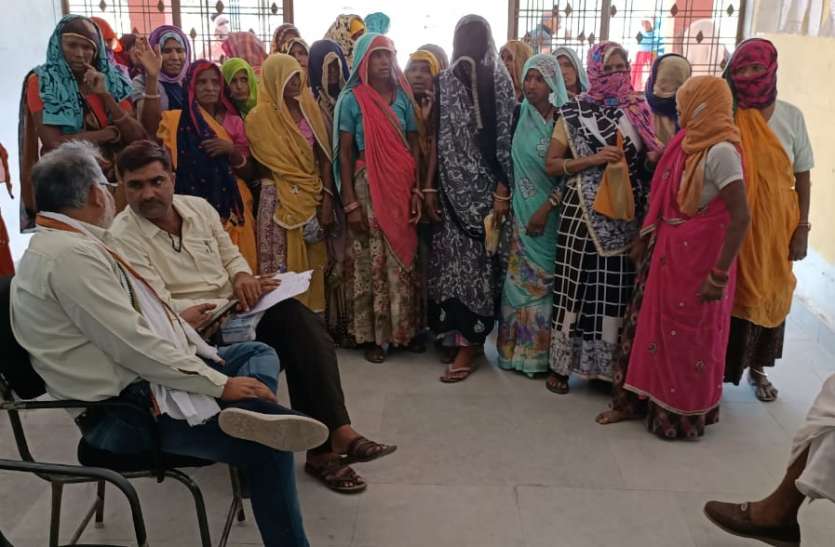 रोजगार नहीं मिला तो ग्राम विकास अधिकारी व सरपंच का किया घेराव रोजगार नहीं मिला तो ग्राम विकास अधिकारी व सरपंच का किया घेराव
