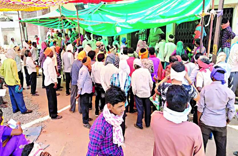 Crowd of farmers engaged in banks for withdrawal of paddy purchase difference and KCC loan धान खरीदी अंतर की राशि निकालने व केसीसी लोन के लिए बैंकों में लग रही किसानों की भीड़