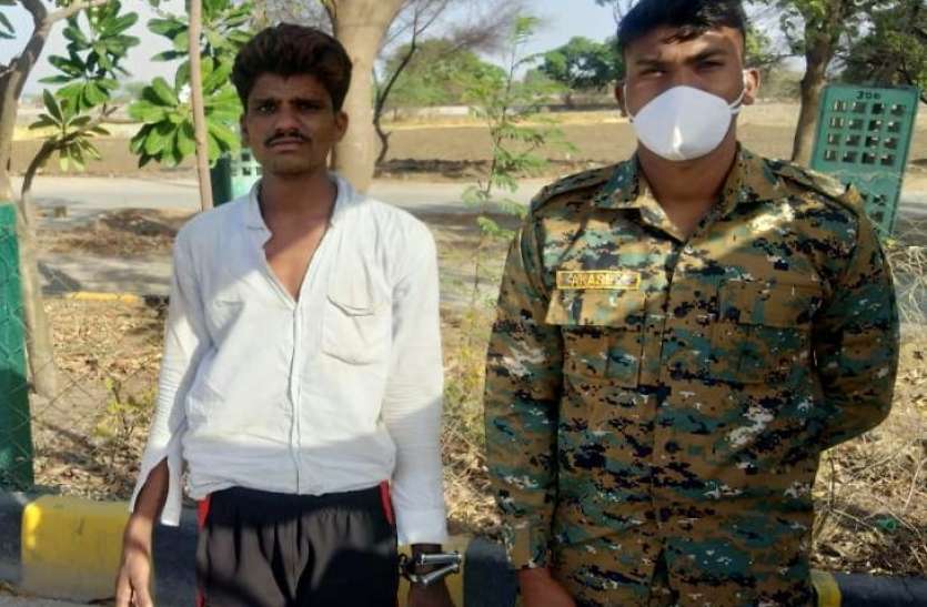 चोरी करते पकड़ाया चोर, बोला बच्चे भूखे थे क्या करू, पुलिस ने परिवार को दिया राशन चोरी करते पकड़ाया चोर, बोला बच्चे भूखे थे तो क्या करता, पुलिस ने दिया राशन