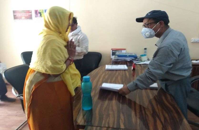 एसडीएम से शिकायत - जिसने दी रिश्वत उसका नाम आया सूची में एसडीएम से शिकायत - जिसने दी रिश्वत उसका नाम आया सूची में