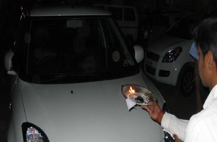 market car pooja pushya nakstra गुरु पुष्य पर दिखी बाजारों में ग्राहकों की रौनक, वाहनों की हुई बुकिंग