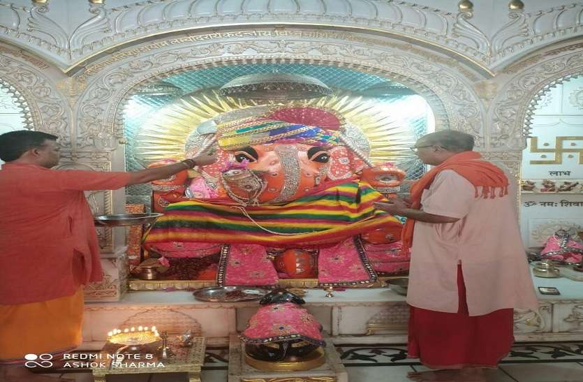 bhagwan ganesh mandir pooja भगवान गणेश का हुआ पंचामृत अभिषेक, फूल बंगले में किया विराजमान