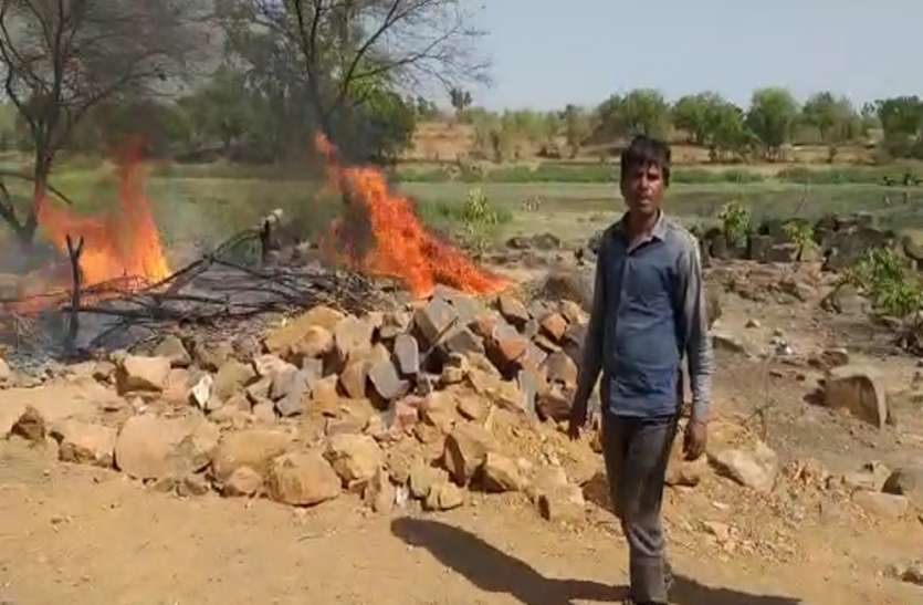 Hut जमीनी विवाद में दबंगों ने गरीब की झोपड़ी को किया आग के हवाले