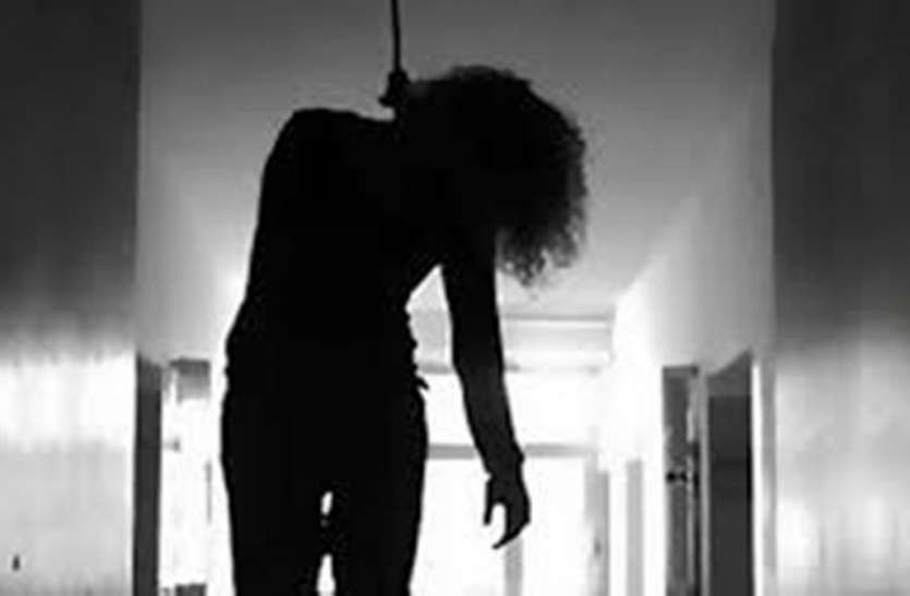 Hanging मां गई थी बैंक, घर में कमरे पर लटका मिला बेटी का शव