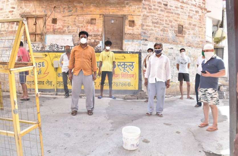 कंटेनमेंट क्षेत्र में सप्लाई में आ रहा गंदा व बदबूदार पानी, रहवासियों ने किया विरोध कंटेनमेंट क्षेत्र में सप्लाई में आ रहा गंदा व बदबूदार पानी, रहवासियों ने किया विरोध