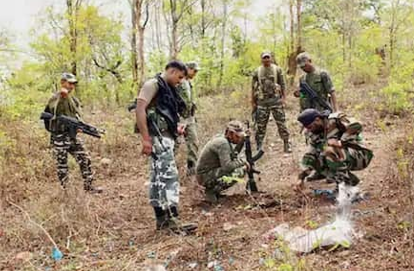 जंगल में हुई पुलिस और नक्सलियों के बीच मुठभेड़, कईं नक्सली ढेर जंगल में हुई पुलिस और नक्सलियों के बीच मुठभेड़, कईं नक्सली ढेर