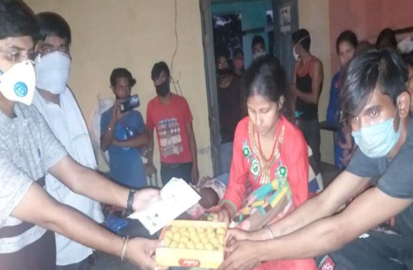 नेपाली महिला ने दिया पुत्र को जन्म, तहसीलदार ने बांटी मिठाईयां नेपाली महिला ने दिया पुत्र को जन्म, तहसीलदार ने बांटी मिठाईयां