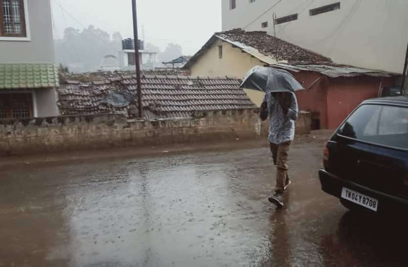 ऊटी में बारिश से बदला मौसम का मिजाज ऊटी में बारिश से बदला मौसम का मिजाज
