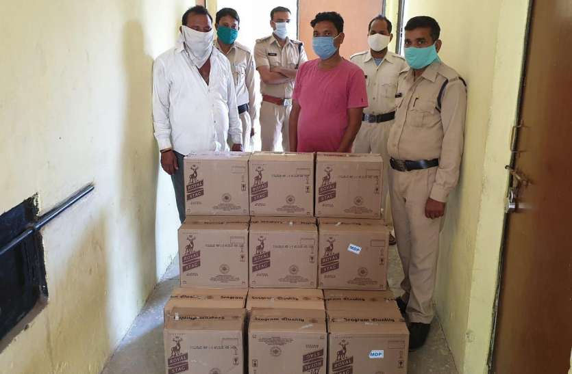 इंदौर में पकड़ाई तीन लाख की अवैध शराब इंदौर में पकड़ाई तीन लाख की अवैध शराब