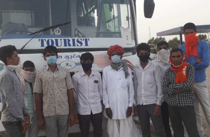 Kutch Salt industies: कच्छ के नमक उद्योग में राजस्थान से लौटने लगे प्रवासी श्रमिक Kutch Salt industries: कच्छ के नमक उद्योग में राजस्थान से लौटने लगे प्रवासी श्रमिक