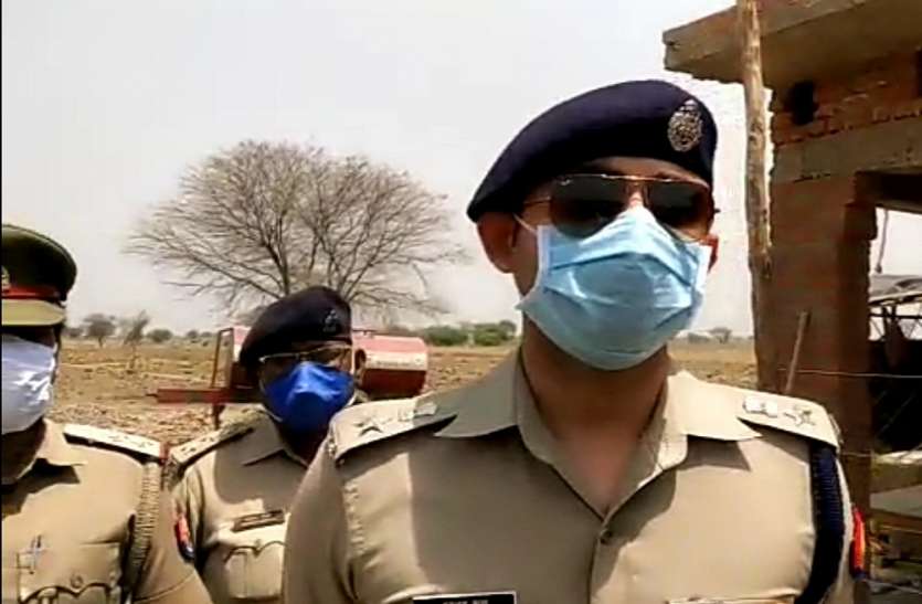 पैसे के लेनदेन को लेकर दो पक्षों में जमकर हुई फायरिंग, दो की मौत व एक घायल, मौके पर भारी पुलिस बल पैसे के लेनदेन को लेकर दो पक्षों में जमकर हुई फायरिंग, दो की मौत व एक घायल, मौके पर भारी पुलिस बल