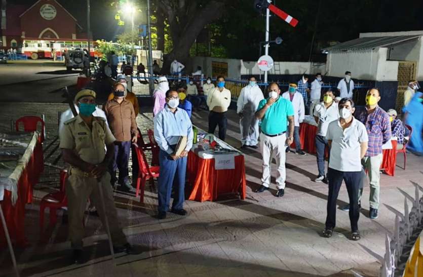 Passenger रात्रि के अंधेरे में दो अलग—अलग ट्रेनों से स्टेशन पहुंचे प्रवासी मजदूर, बसों से किए रवाना