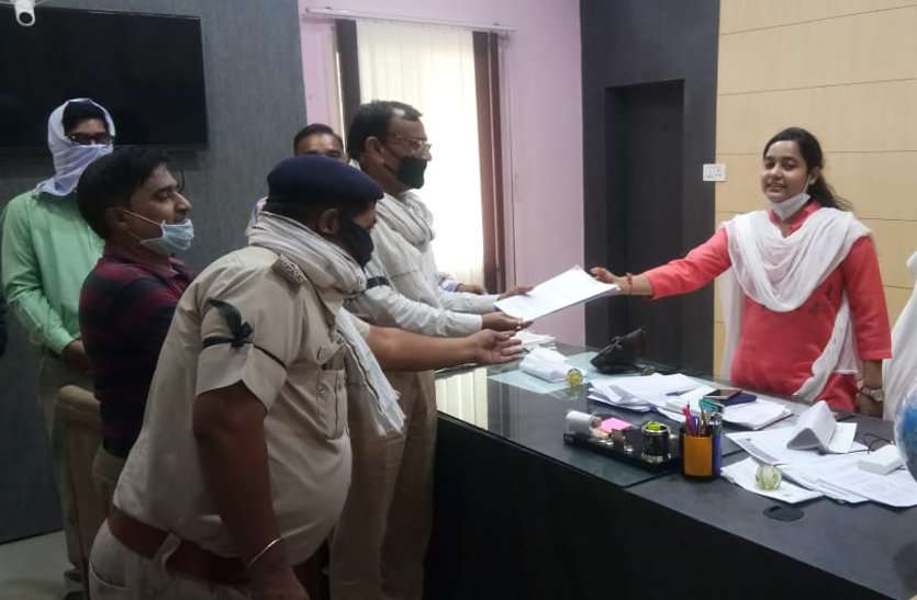Mandi employees union submitted a memorandum not to implement the act मॉडल एक्ट से हो जाएगी मंडी की आय कम, कर्मचारियों को होगी परेशानी
