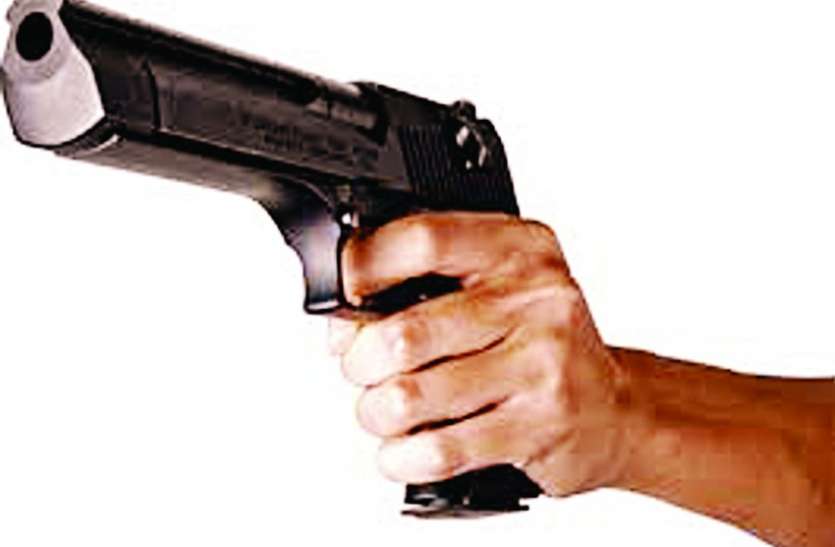 One held with 315 bore native rifle and live cartridge 315 बोर की देशी राइफल व जिंदा कारतूस सहित एक को दबोचा