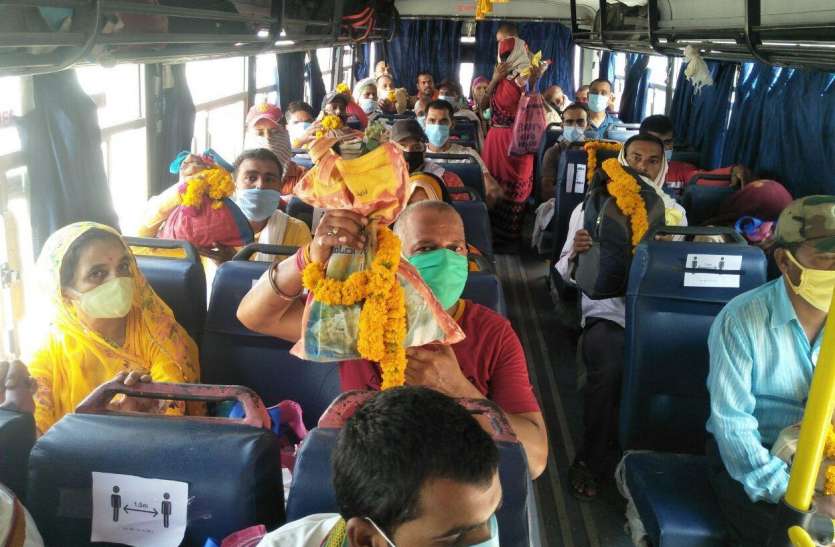 हरिद्वार अस्थियां विसर्जन की इच्छा अब हुई पूरी, पूजा करके बस को किया रवाना हरिद्वार अस्थियां विसर्जन की इच्छा अब हुई पूरी, पूजा करके बस को किया रवाना