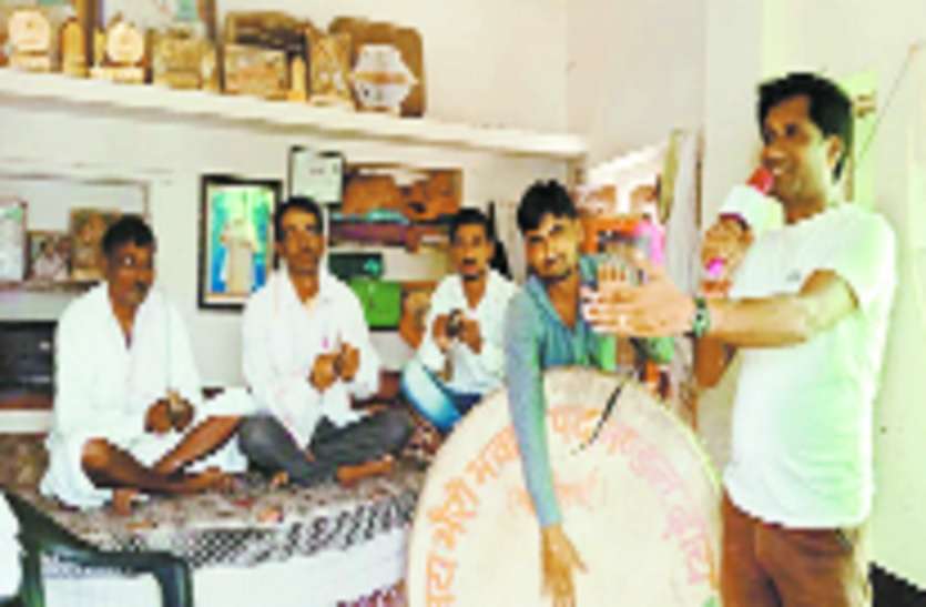 There is no threat of naupat in villages, nor of singing गांवों में न नौपत की धमक, न गायकी का दंगल