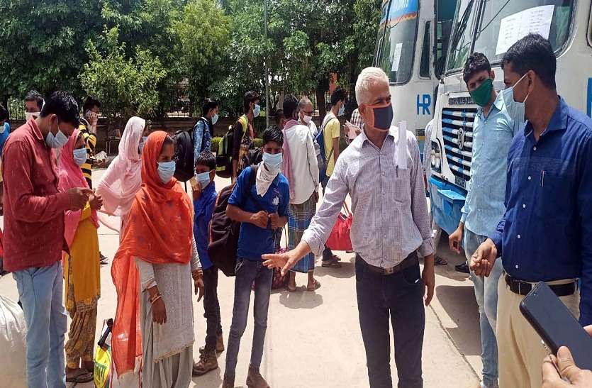 बिहार के 163 प्रवासी श्रमिकों को रोड़वेज से किया रवाना बिहार के 163 प्रवासी श्रमिकों को रोड़वेज से किया रवाना
