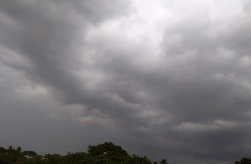 प्री- मानसून का आगाज, झमाझम से भीगा शहर तमिलनाडु में प्री-मानसून का आगाज, झमाझम बारिश से भीगा कोयंबत्तूर