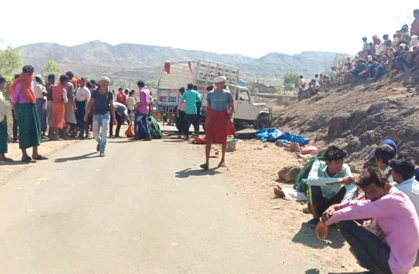 Pickup vehicle overturns, 3 killed रोसर गांव में पिकअप वाहन अनियंत्रित होकर पलटा, 3 की मौत, 33 लोग घायल