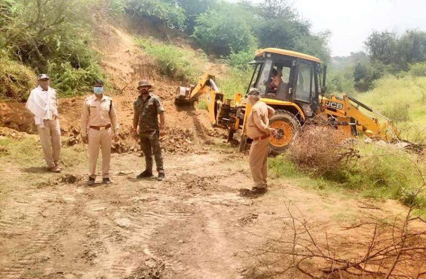 चंबल से हो रहे खनन को रोकने रास्ते खुदवाए चंबल से हो रहे खनन को रोकने रास्ते खुदवाए