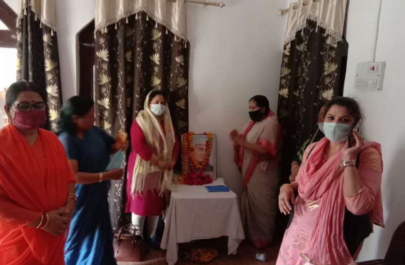 सिंधिया ने कार्यकर्ताओं की मेहनत और जनता के विश्वास का खून किया सिंधिया ने कार्यकर्ताओं की मेहनत और जनता के विश्वास का खून किया