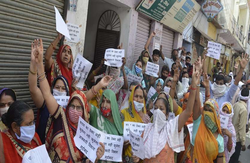 महिला बोलीं: अगर मंदिर के पास ठेका खुला तो नहीं बिकने देंगे शराब महिला बोलीं: अगर मंदिर के पास ठेका खुला तो नहीं बिकने देंगे शराब