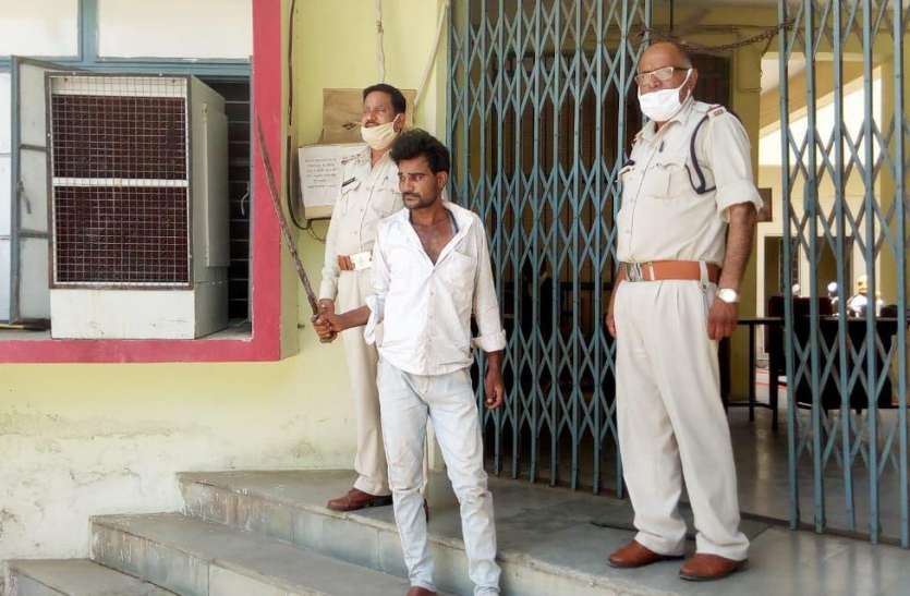 जमीन बंटवारे के लिए शराब पीकर माता-पिता पर ही तलवार ले दौड़ा कलयुगी बेटा, जानें क्या है मामला जमीन बंटवारे के लिए शराब पीकर माता-पिता पर ही तलवार ले दौड़ा कलयुगी बेटा, जानें क्या है मामला