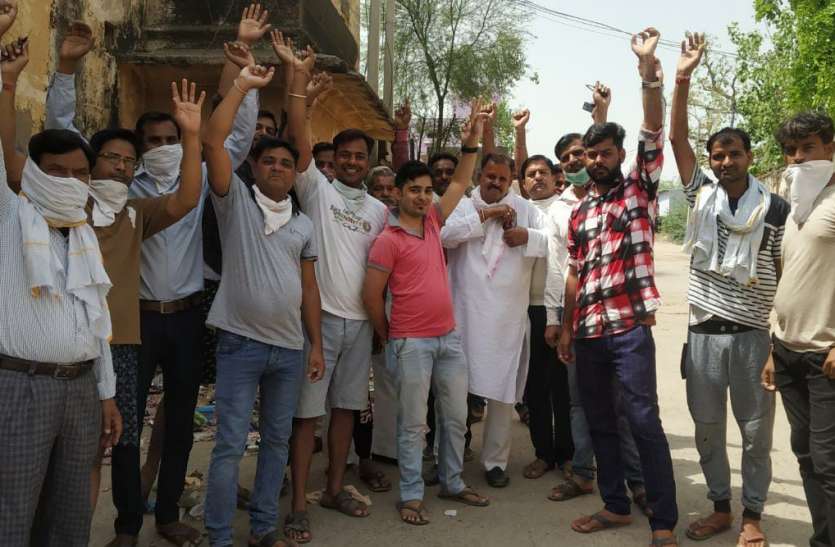 पेयजल समस्या पर फूटा आक्रोश, जलदाय कार्मिकों को किया ताले में बंद पेयजल समस्या पर फूटा आक्रोश, जलदाय कार्मिकों को किया ताले में बंद