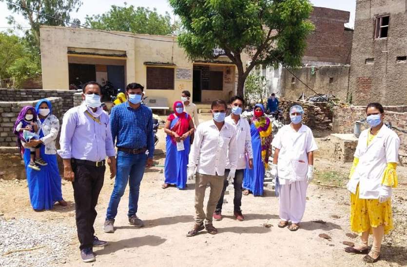 लोगों की बढ़ी चिंता, प्रवासियों को क्वॉरंटीन में रखने की उठी मांग लोगों की बढ़ी चिंता, प्रवासियों को क्वॉरंटीन में रखने की उठी मांग