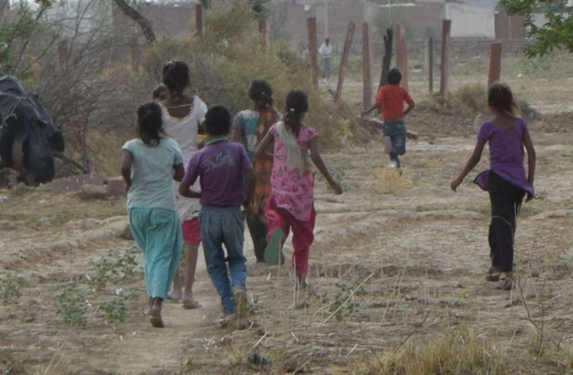 Child labor under MNREGA Seeing also become a mute spectator मनरेगा में चल रहा बाल श्रम देखकर भी मूकदर्शक बने अधिकारी