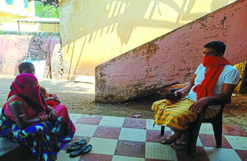 दो महिला लॉकडाउन में फंसी, अब पेट भरने मांग रही भीख दो महिला लॉकडाउन में फंसी, अब पेट भरने मांग रही भीख