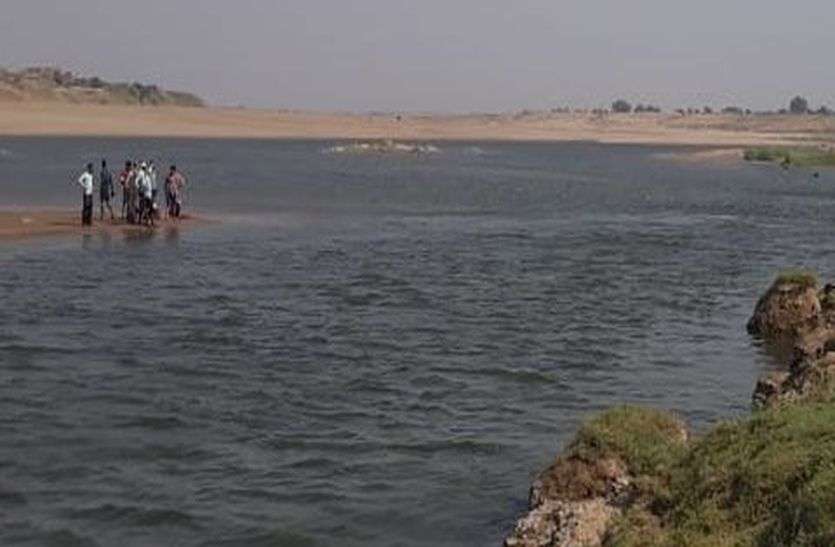 Kishore drowned in Chambal after bathing at Saver Ghat सेवर घाट पर नहाने उतरा किशोर चंबल में डूबा
