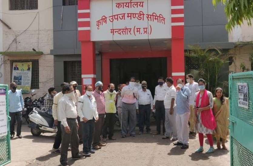 काली पट्टी बांधकर एक्ट संशोधन का कर्मचारी कर रहे हैं विरोध काली पट्टी बांधकर एक्ट संशोधन का कर्मचारी कर रहे हैं विरोध