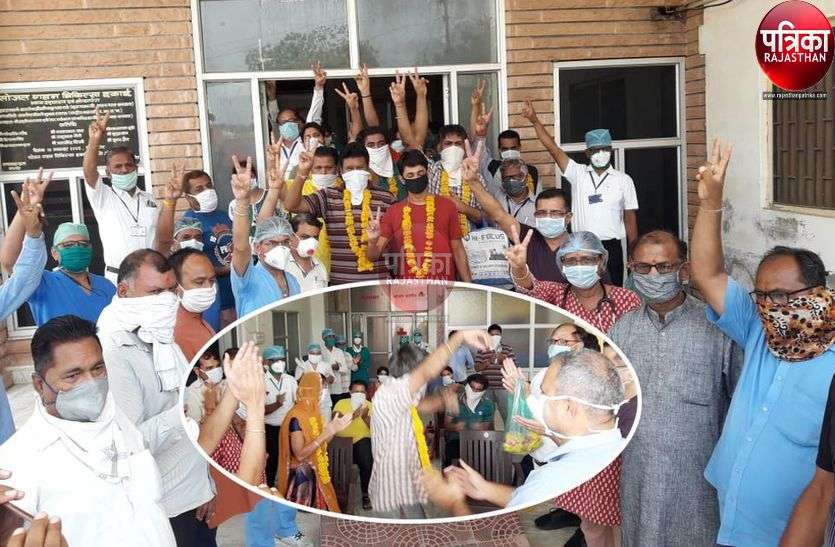 कोरोना को हराया तो आंखों से छलके खुशी के आंसू, एक ने झूमकर किया उल्लास का इजहार कोरोना को हराया तो आंखों से छलके खुशी के आंसू, एक ने झूमकर किया उल्लास का इजहार