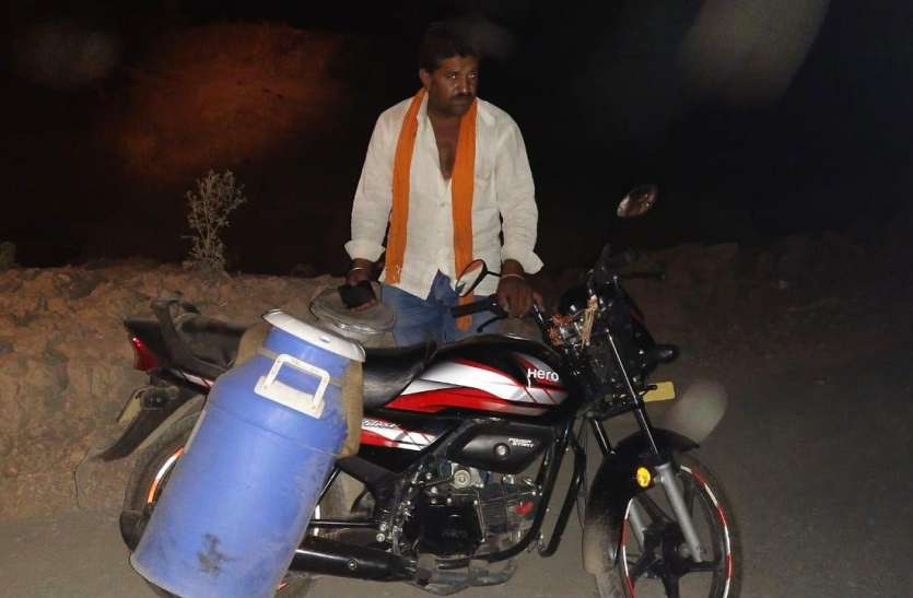 दूध की टंकी में भरी थी शराब की बोतलें दूध की टंकी में भरी थी शराब की बोतलें