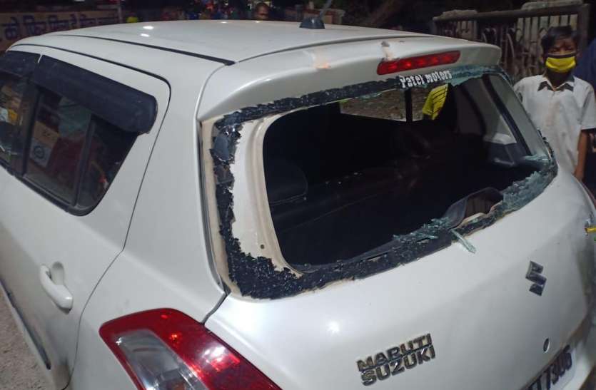 कांग्रेस नेता की गाड़ी में तोडफ़ोड़ कांग्रेस नेता की गाड़ी में तोडफ़ोड़