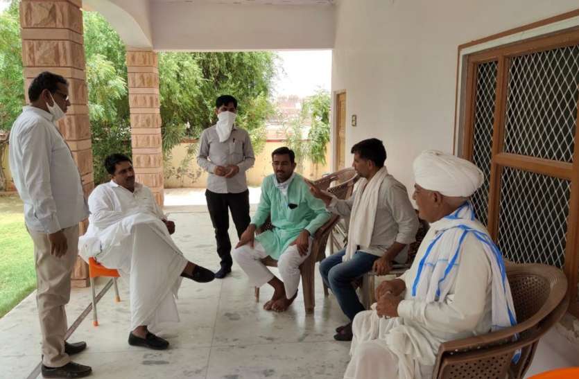केबिनेट मंत्री ने ऊंटपालकों की समस्याओं की ली जानकारी, मदद का दिलाया भरोसा केबिनेट मंत्री ने ऊंटपालकों की समस्याओं की ली जानकारी, मदद का दिलाया भरोसा