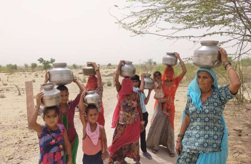 दो वर्षों से जलापूर्ति बंद, पानी के लिए दर-दर भटक रहे ग्रामीण दो वर्षों से जलापूर्ति बंद, पानी के लिए दर-दर भटक रहे ग्रामीण