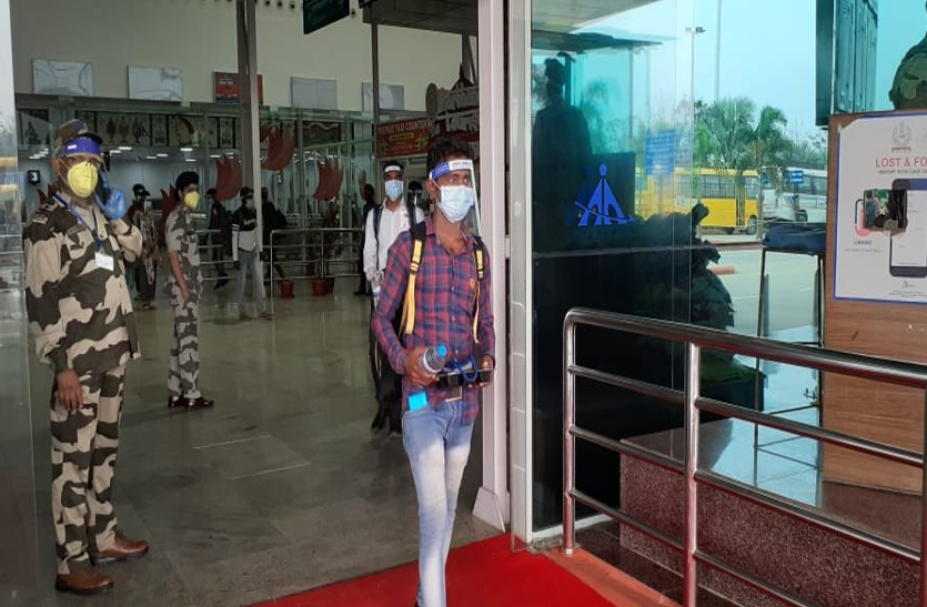 झारखंड में फिर आएगी श्रमिक स्पेशल फ्लाइट, लेह से दिल्ली पहुंचे मजदूर, जल्द आएंगे घर