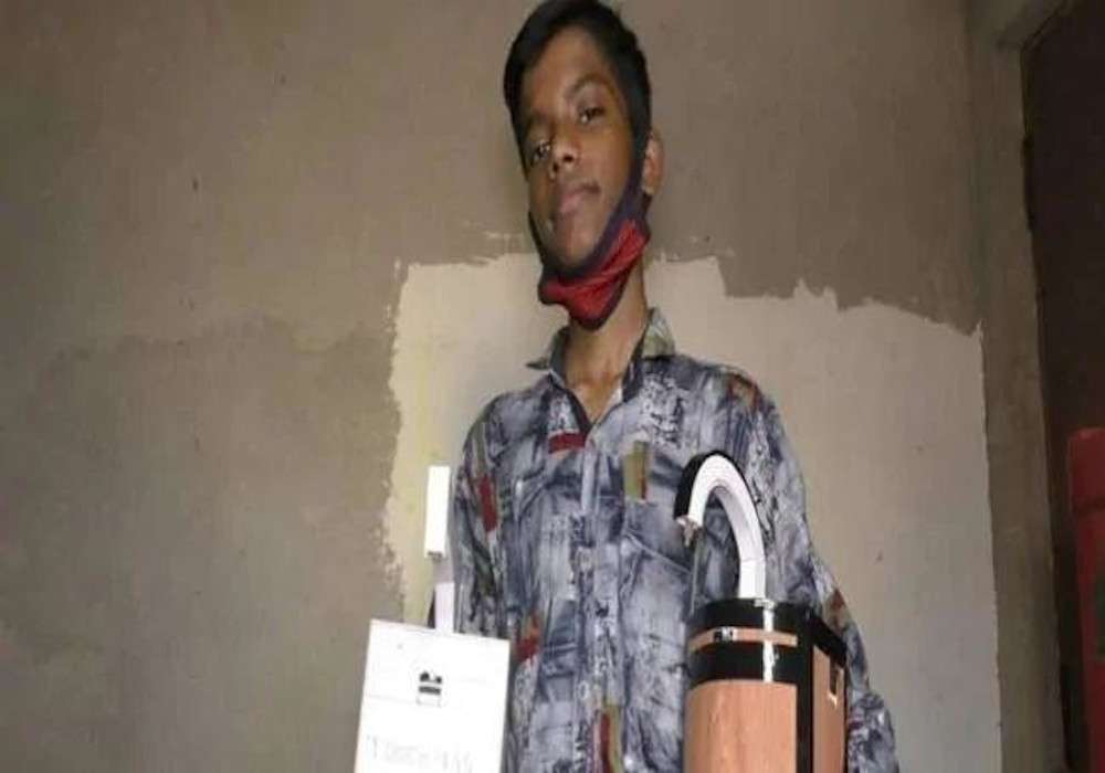 10वीं के छात्र ने 250 रूपये की लागत से बनाया टचलेस ऑटोमेटिक सेनेटाइजर मशीन