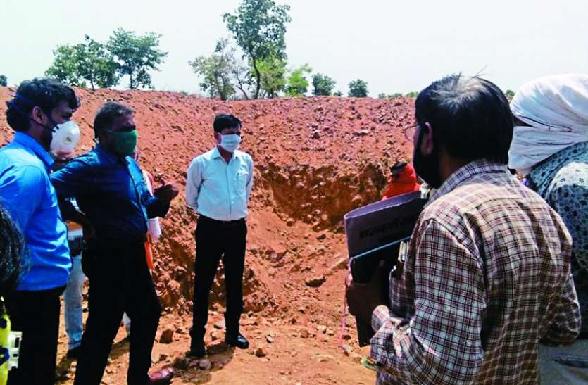 The commissioner inspected the works of the MNREGA scheme कमिश्नर ने मनरेगा योजना के कार्यों का किया निरीक्षण