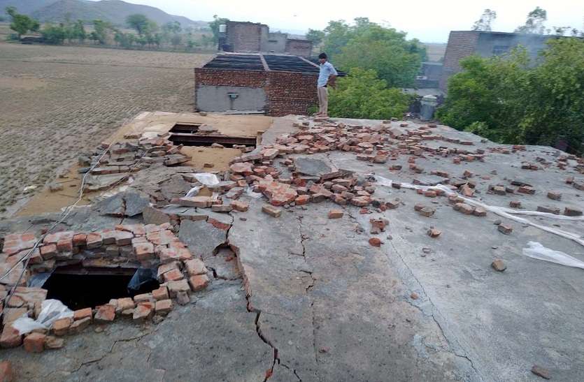 THUNDERSTORM: किसान के घर की छत, टीनशैड़ टूटी THUNDERSTORM: आंधी और ओलावृष्टि: घर की छत और टीनशैड़ टूटी, किसान हुआ बेघर
