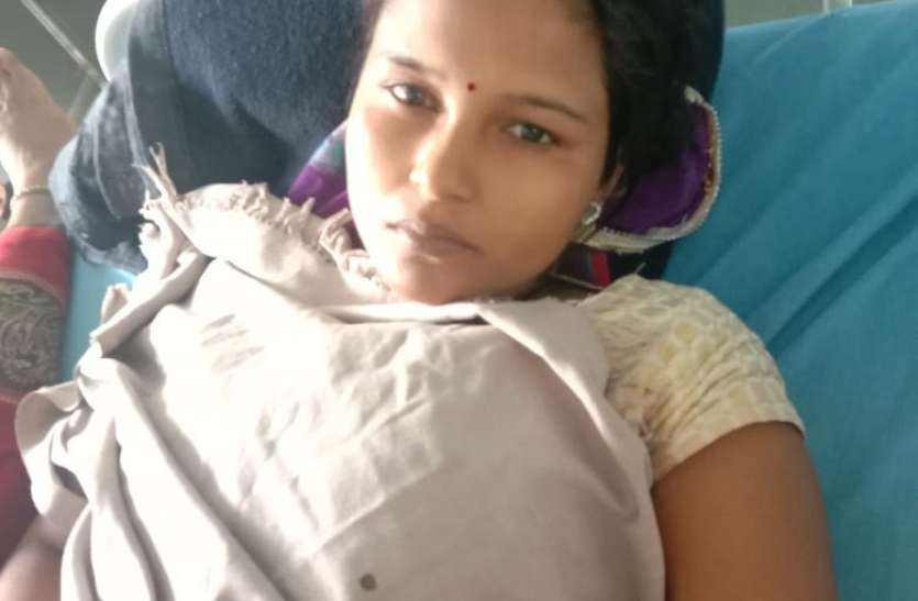महिला के गर्भ में बच्चे की मौत,डॉक्टरो ने कर दिया ग्वालियर रैफर महिला के गर्भ में बच्चे की मौत,डॉक्टरो ने कर दिया ग्वालियर रैफर