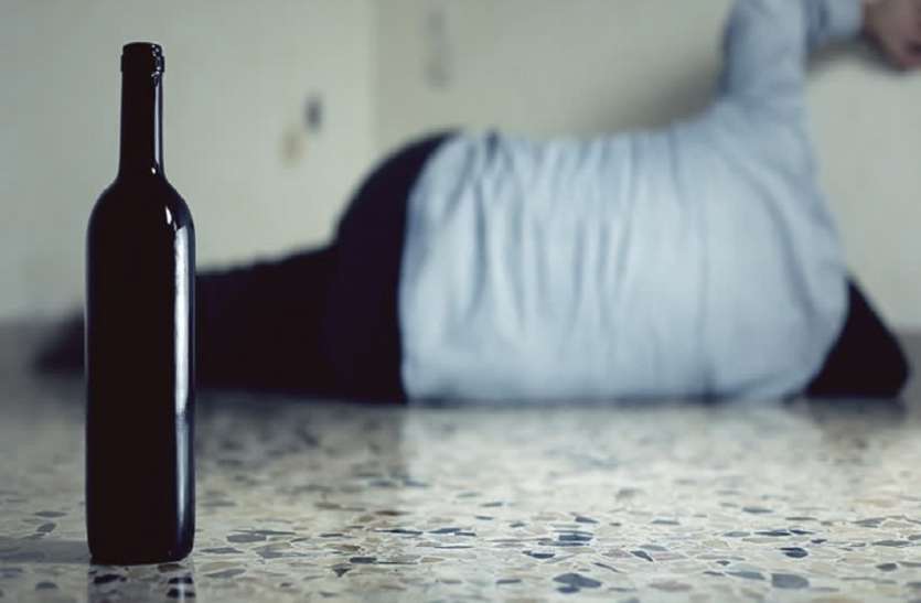 4 youth died after drinking alcoholic syrup नशा बढ़ाने महुआ शराब में मिला दिया कफ सीरप, 4 की मौत, 2 गंभीर