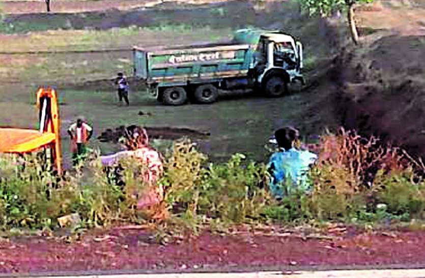 Illegal mining of Murum is happening every day, millions of people are putting the rule ... आए दिन हो रहा मुरुम का अवैध खनन, शासन को लगा रहे लाखों का चूना ...