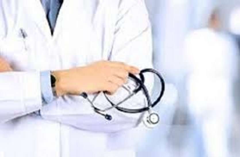 Fadnavis said that due to the intervention of the Health Minister, the students of MBBS got a boon to pass. अस्पताल छोड़कर जाना चाह रहे मरीज...सता रहा यह भय, जानें वजह